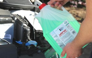 SANIT Scheibenzusatz Sommer sorgt für einen deutlich besseren Durchblick und erhöht die Verkehrssicherheit